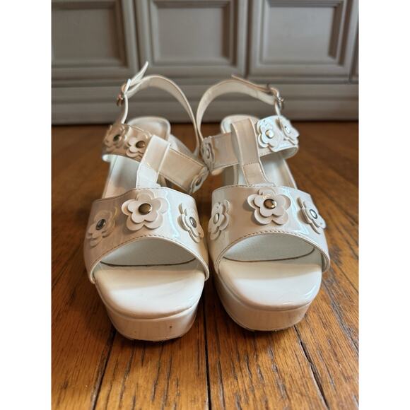 Delia's by Dolls Kill White Platform Shoes with Daisy clasps Size 10 - Picture 1 of 10